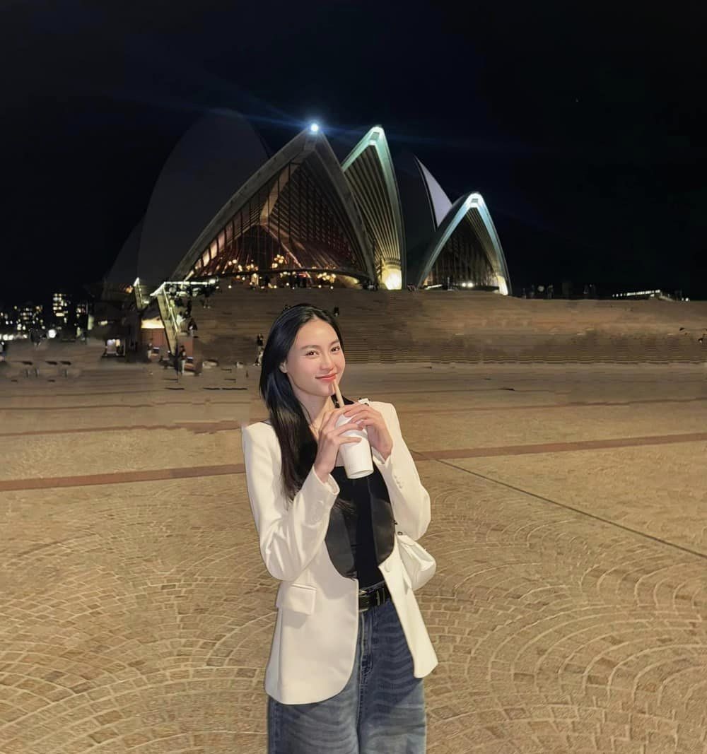 Những ngày gần đây, Lan Ngọc đăng tải nhiều khoảnh khắc check-in dạo phố, ăn uống "sang chảnh", cập nhật cuộc sống đời thường tại "xứ sở Kangaroo". Có thể thấy, "chị đẹp" Lan Ngọc đang rất tận hưởng cuộc sống vui vẻ, thoải mái tại Australia. Tuy nhiên, đến nay vẫn chưa thấy cô chia sẻ về chương trình học tại nước ngoài. 