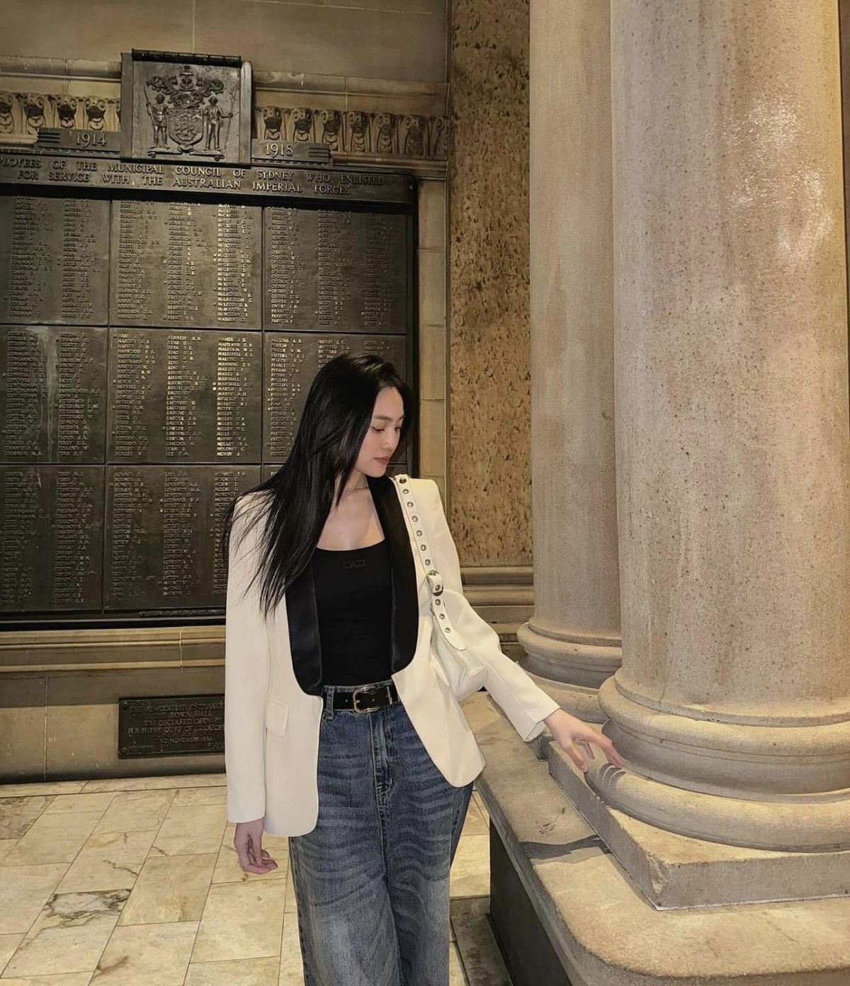 Nữ diễn viên ghé thăm các địa điểm du lịch nổi tiếng với vẻ đẹp rạng rỡ.