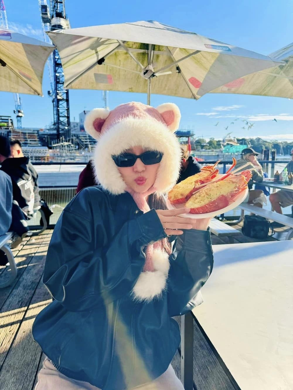 Cô cũng nhắn nhủ tới người hâm mộ rằng sẽ sớm trở lại làng giải trí. "Ngọc vẫn sẽ cập nhật thông tin và hình ảnh thông qua những nền tảng mạng xã hội. Chúng ta chỉ tạm xa nhau một quãng thời gian ngắn thôi. Mọi người đừng quên Ngọc nhé!".