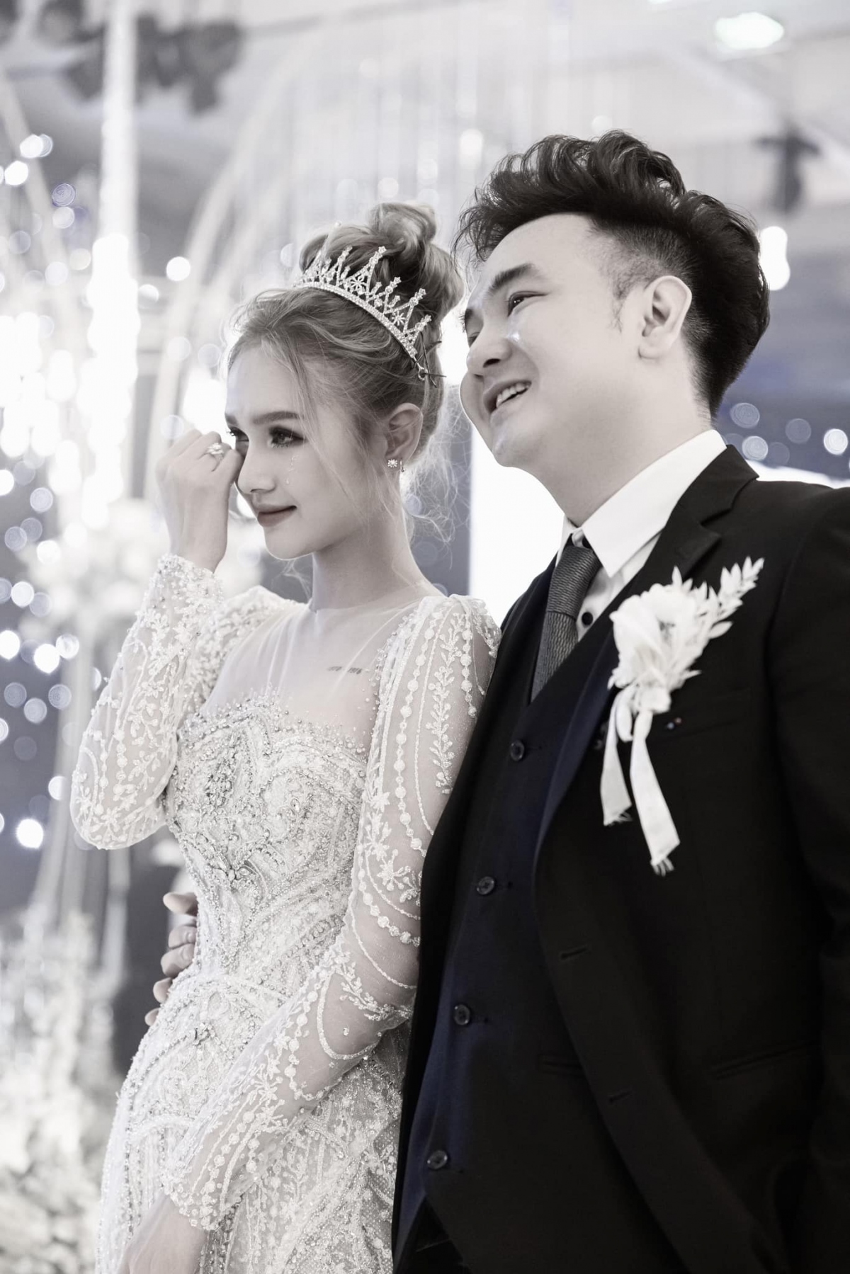 Sau hơn một tháng vướng nghi vấn gặp trục trặc hôn nhân, Xoài Non đã lên tiếng xác nhận chuyện ly hôn trên mạng xã hội. Tạm dịch: Trước hết, tôi muốn gửi lời cảm ơn đến tất cả những người đã yêu mến và ủng hộ chúng tôi. Và tôi rất tiếc phải thông báo rằng mối quan hệ của chúng tôi đã kết thúc. Cảm ơn vì đã làm cho thanh xuân của em trở nên tươi đẹp!