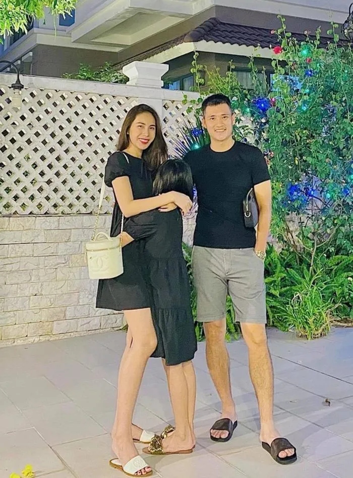 Vợ chồng Thủy Tiên - Công Vinh có con gái đầu lòng Bánh Gạo (tên thật Lê Trần Diễm Quỳnh) vào năm 2013. Suốt nhiều năm, cặp đôi giấu kín gương mặt của con gái Bánh Gạo. Theo Thủy Tiên, đó là cách bảo vệ con khỏi thị phi, cho con phát triển một cách tự nhiên như bao đứa trẻ khác. Nữ ca sĩ chia sẻ con gái có nét giống cả mẹ lẫn ba, sống mũi cao như mẹ nhưng đầu mũi lại hệt ba.