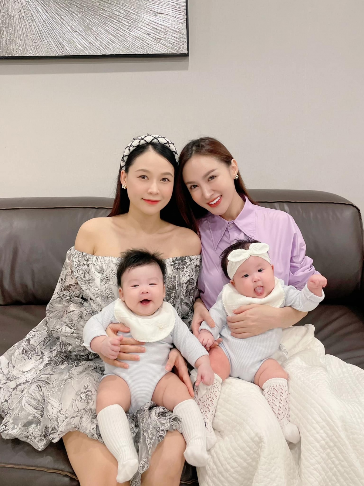 Sam chia sẻ khoảnh khắc bên hai thiên thần nhỏ Ijin - Ijun. Cô còn đùa vui khi "nhả vía" cho bạn thân Kelly.