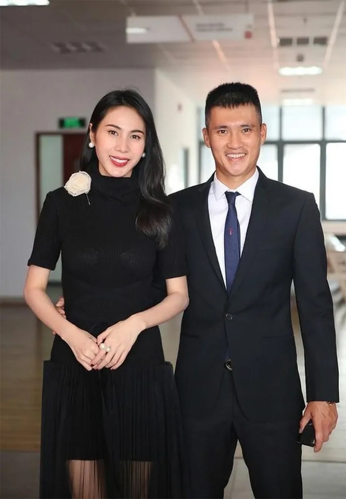 Mới đây, cộng đồng mạng xôn xao trước thông tin về việc cặp đôi đang trên bờ vực ly hôn khi Thủy Tiên đăng dòng trạng thái buồn buồn bã, không nhắc đến chồng trên mạng xã hội và hai người cũng không xuất hiện cùng nhau. Tuy nhiên, ngay lập tức, Công Vinh đã lên tiếng phủ nhận những đồn đoán này.