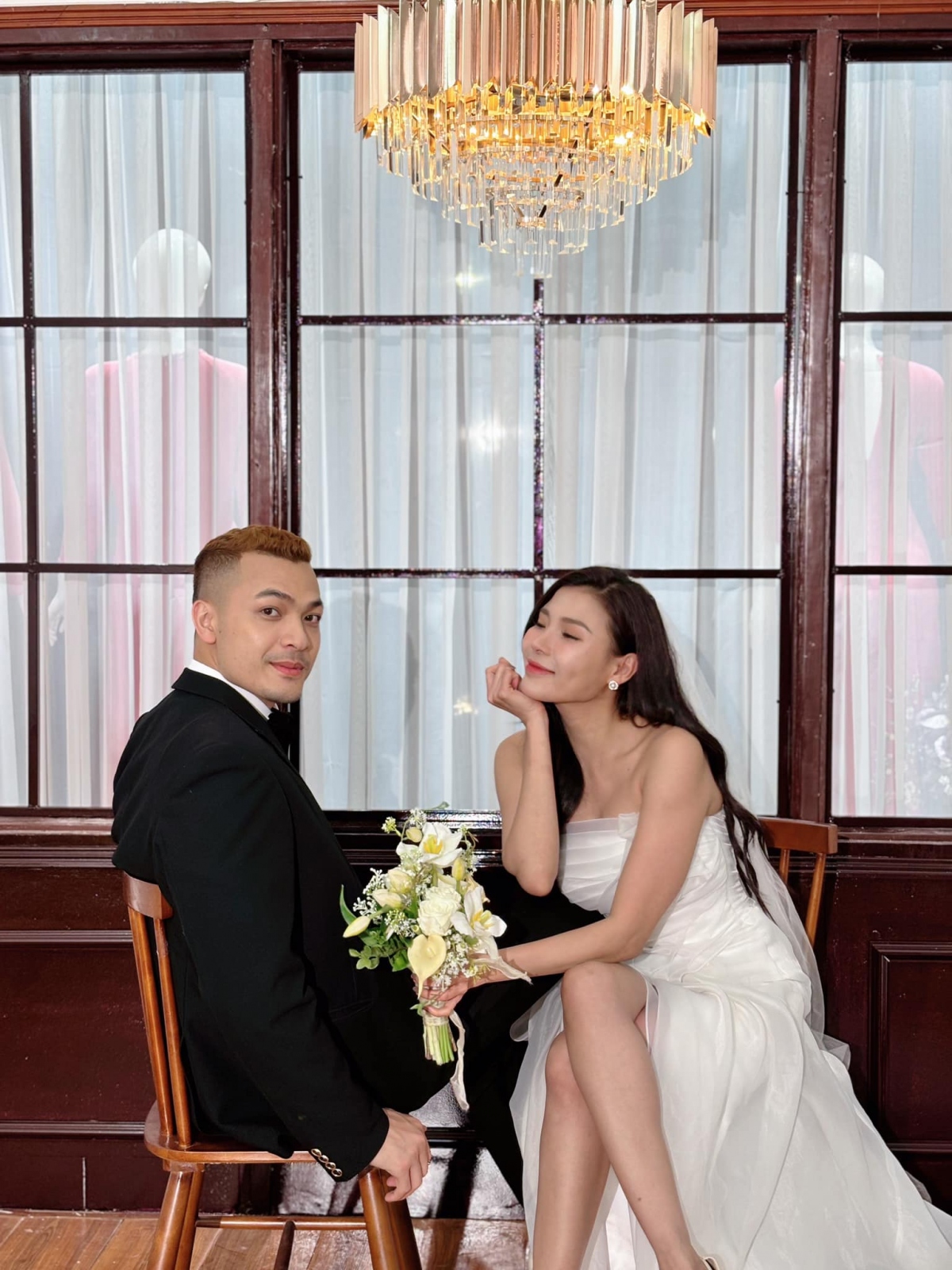Diễn viên Thuý Diễm chia sẻ bộ hình cưới với bạn diễn Tuấn Việt trong phim "Trạm cứu hộ trái tim" khiến khán giả thích thú. Bà xã Lương Thế Thành xinh đẹp trong trong bộ váy cưới màu trắng lộng lẫy, chú rể bảnh bao trong bộ vest lịch lãm.