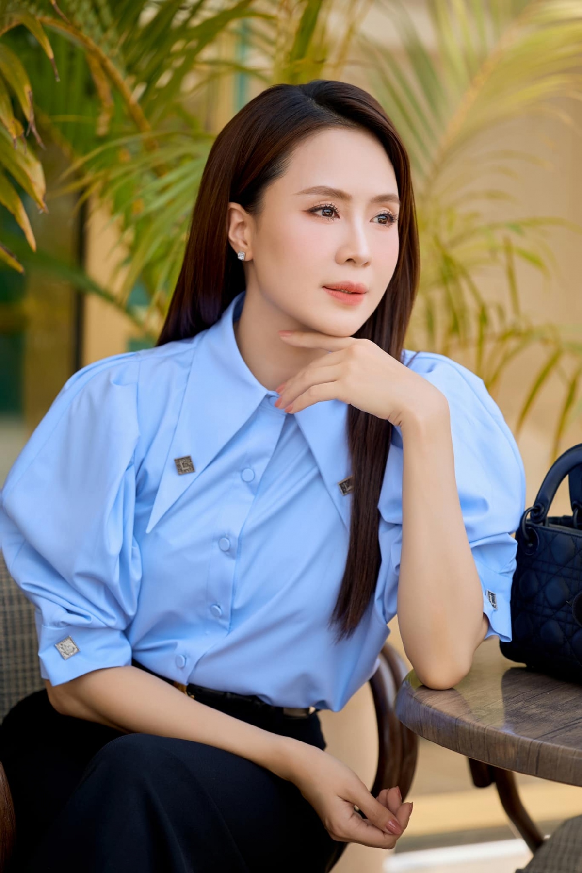 Hồng Diễm cập nhận hình ảnh mới trên trang cá nhân khiến khán giả xuýt xoa vì nhan sắc trẻ trung, ngọt ngào. Nữ diễn viên chia sẻ đầy dí dỏm: "Thông báo: Người quen của bạn mới đăng ảnh đó".