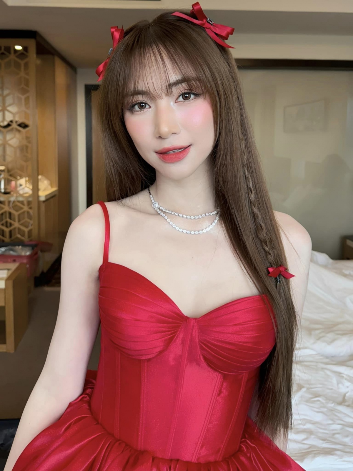 Hòa Minzy khoe vẻ đẹp ngọt ngào trong hình ảnh mới. Dù đã là gái một con, nhưng giọng ca "Không thể cùng nhau suốt kiếp" luôn xuất hiện với hình ảnh trẻ trung, tươi tắn, sắc vóng thanh mảnh.