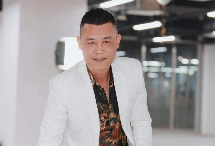 Diễn viên Hiệp Gà cho biết, anh vừa lên chức ông ngoại ở tuổi ngoài 40. Anh nói mình hạnh phúc và hồi hộp như có thêm con lần nữa. "Chào đón công chúa của ông. Chúc con mau ăn chóng lớn", anh bày tỏ sự vui mừng.