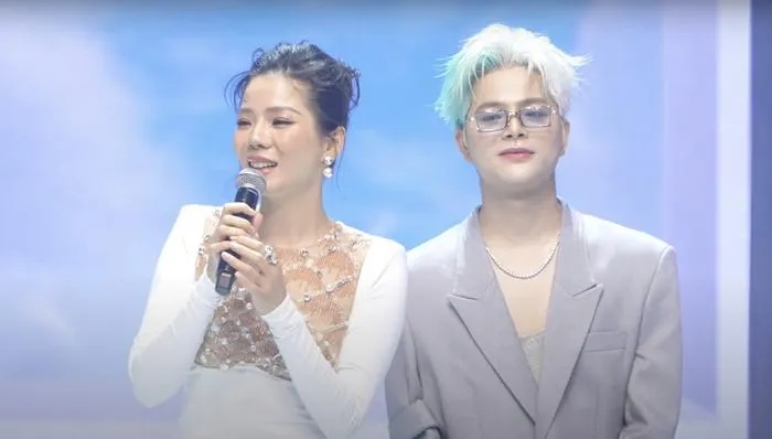 Trong một show diễn thời trang, Lệ Quyên diện mẫu váy dạ hội màu trắng, ôm vóc dáng đồng thời xẻ tà khoe khéo đôi chân. Sự thăng hạng trong phong cách thời trang khiến Lệ Quyên được trao ngay giải thưởng Queen of the show.