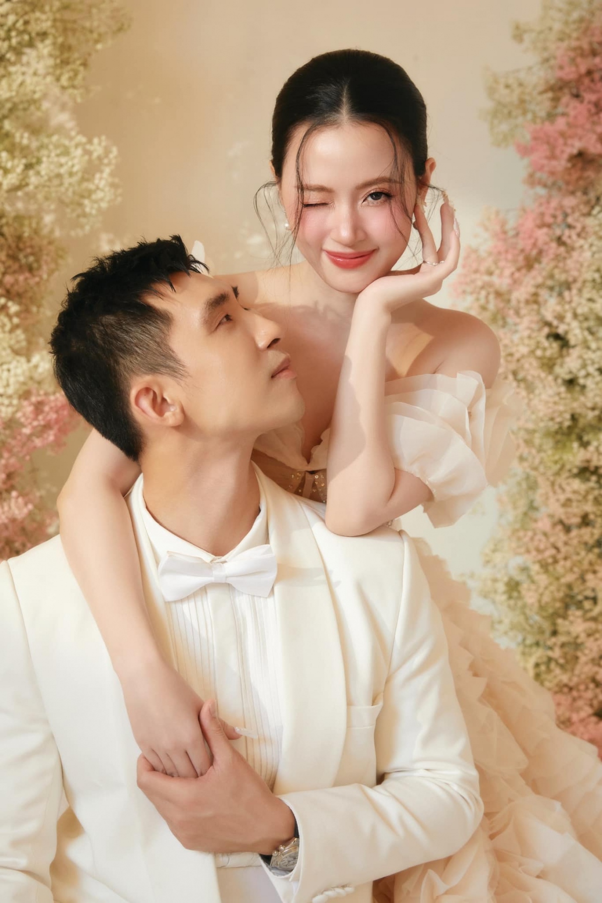 Sáng nay, Midu đăng tải bộ ảnh cưới ngọt ngào với chồng - thiếu gia Minh Đạt lên trang cá nhân. Trước đó, cả hai làm lễ Vu quy tại nhà riêng ở TP Thủ Đức sáng 23/6.