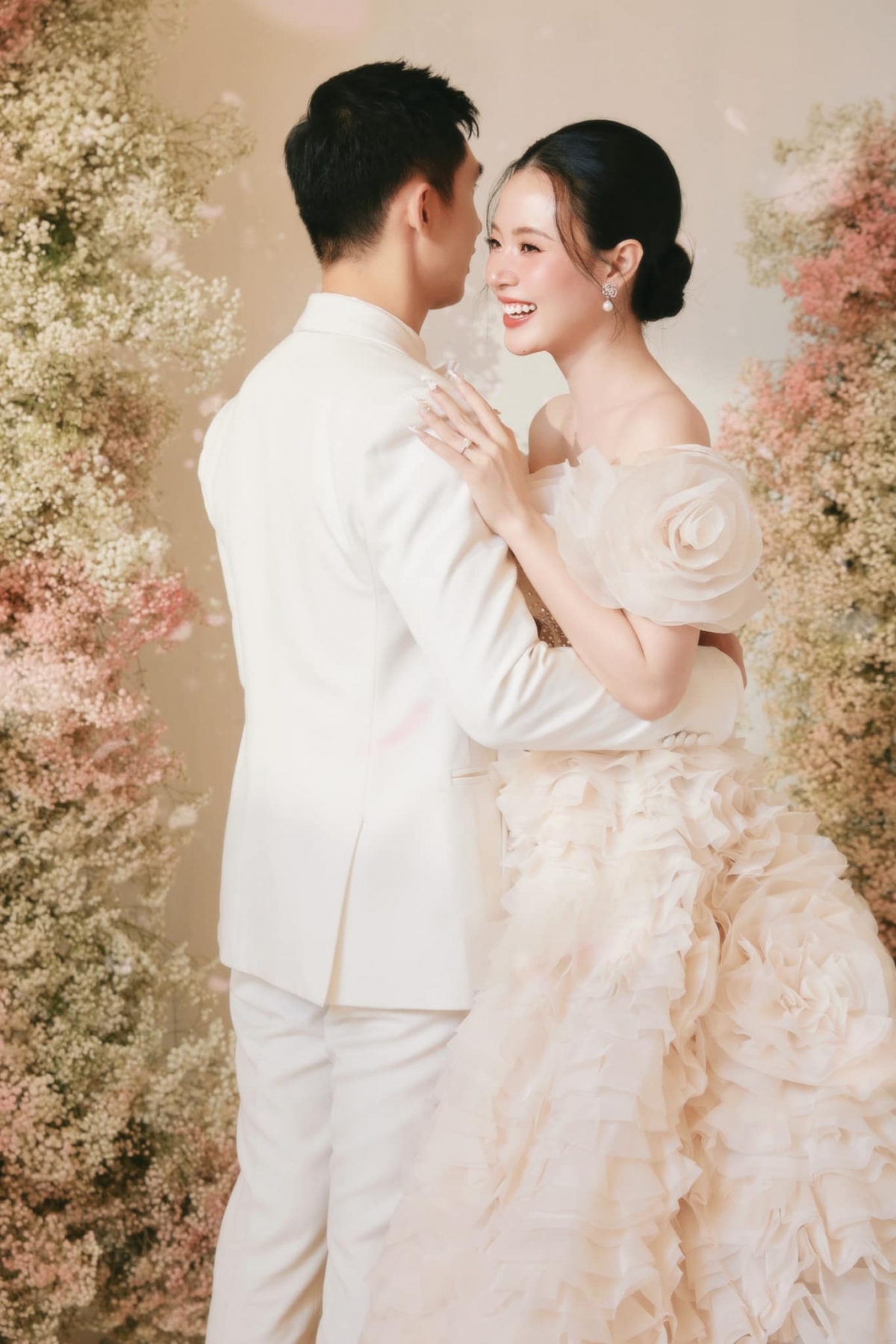 Chia sẻ cảm nhận về bạn đời, Midu cho biết cô thấy rất thân quen, có sự kết nối đặc biệt giữa hai người từ những lần gặp đầu tiên. Đó cũng là cảm xúc dẫn dắt họ đến việc tìm hiểu và yêu nhau.