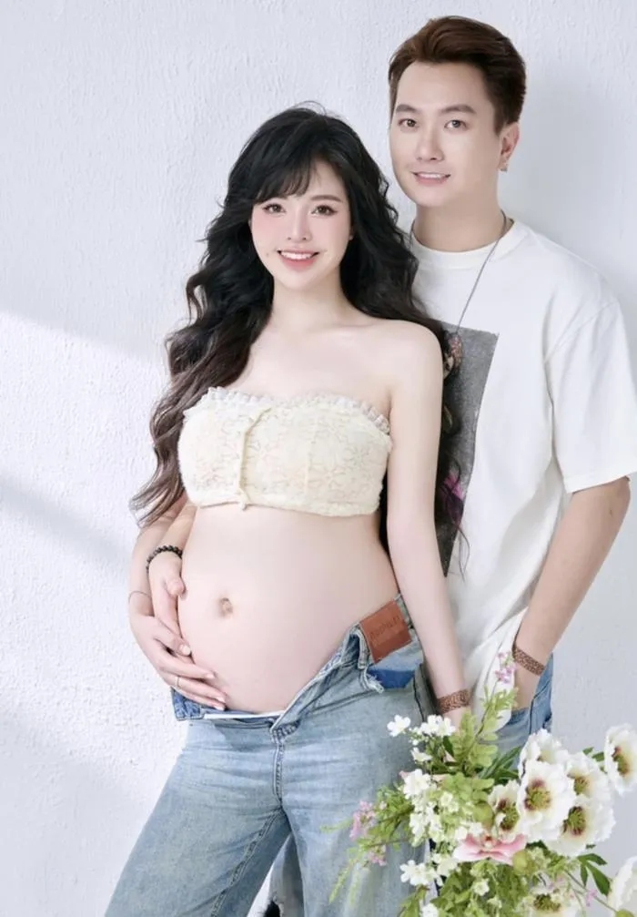 Mới đây trên trang cá nhân, diễn viên Anh Tuấn đăng tải hình ảnh khoe bà xã đang mang thai lần 2. Anh vui mừng viết: "Mẹ bầu ngoan xinh yêu của anh đây rồi". Tháng 9/2022, vợ chồng nam diễn viên chào đón con trai đầu lòng.