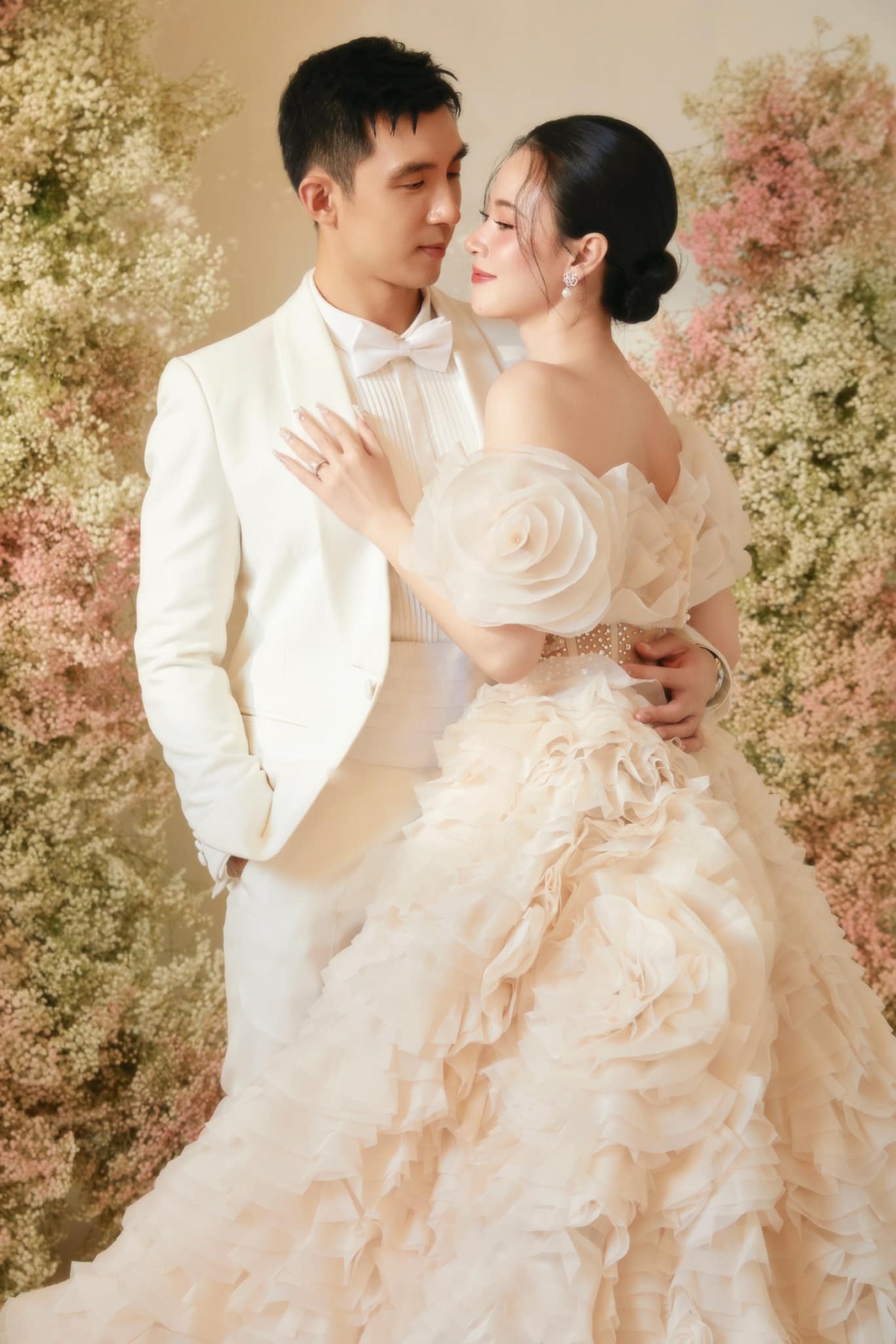 "Bộ hình kỷ niệm ngày mình chung đôi. Minh Đạt - Mỹ Dung", Midu viết.