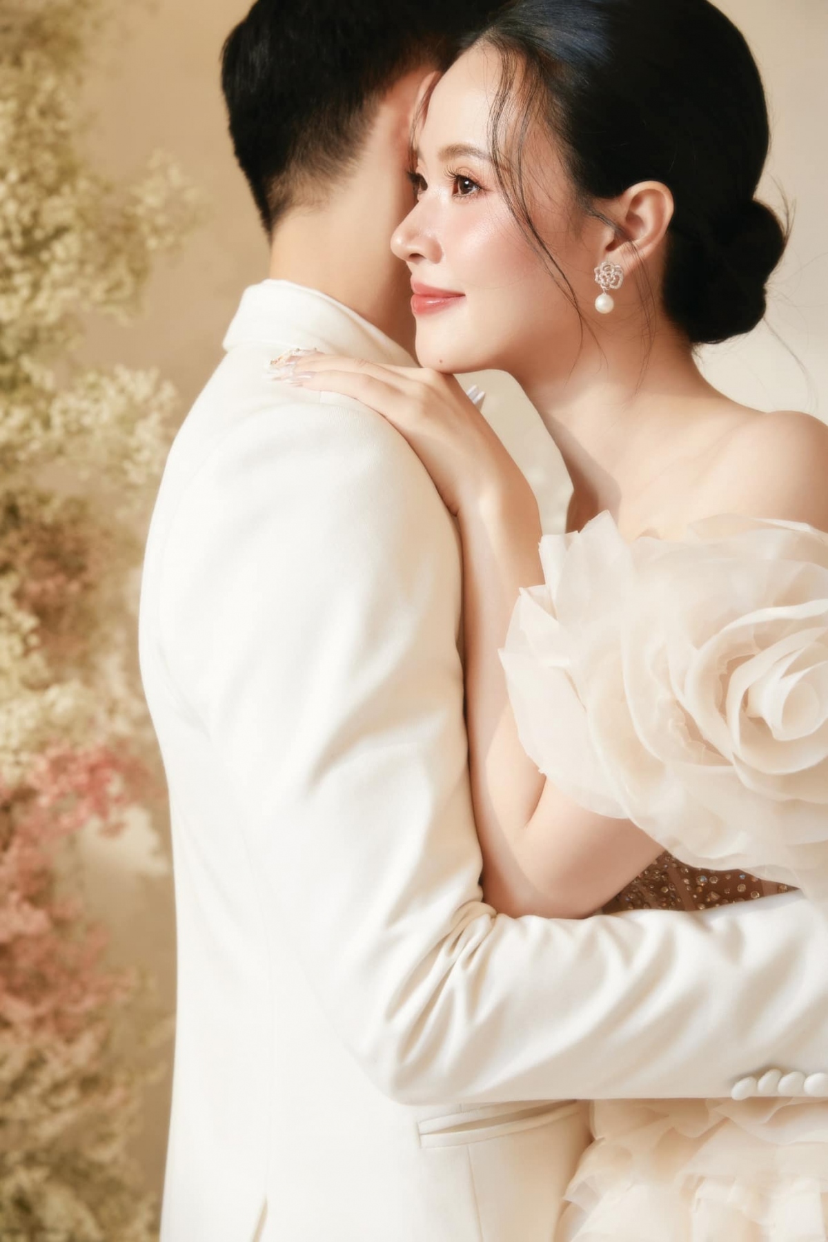 Trong bộ ảnh lần này, cả hai diện trang phục tông màu chủ đạo trắng - be. Cô dâu Midu trang điểm ngọt ngào, búi tóc đơn giản, tình tứ bên chú rể.