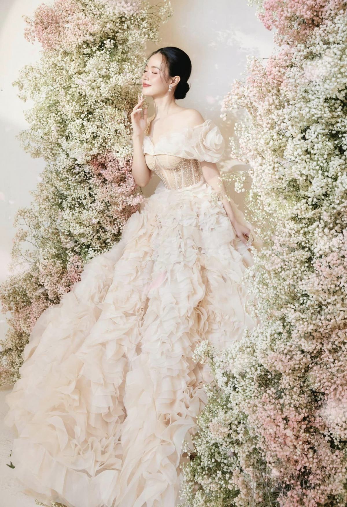 Nhan sắc xinh đẹp của Midu trong bộ ảnh cưới.
