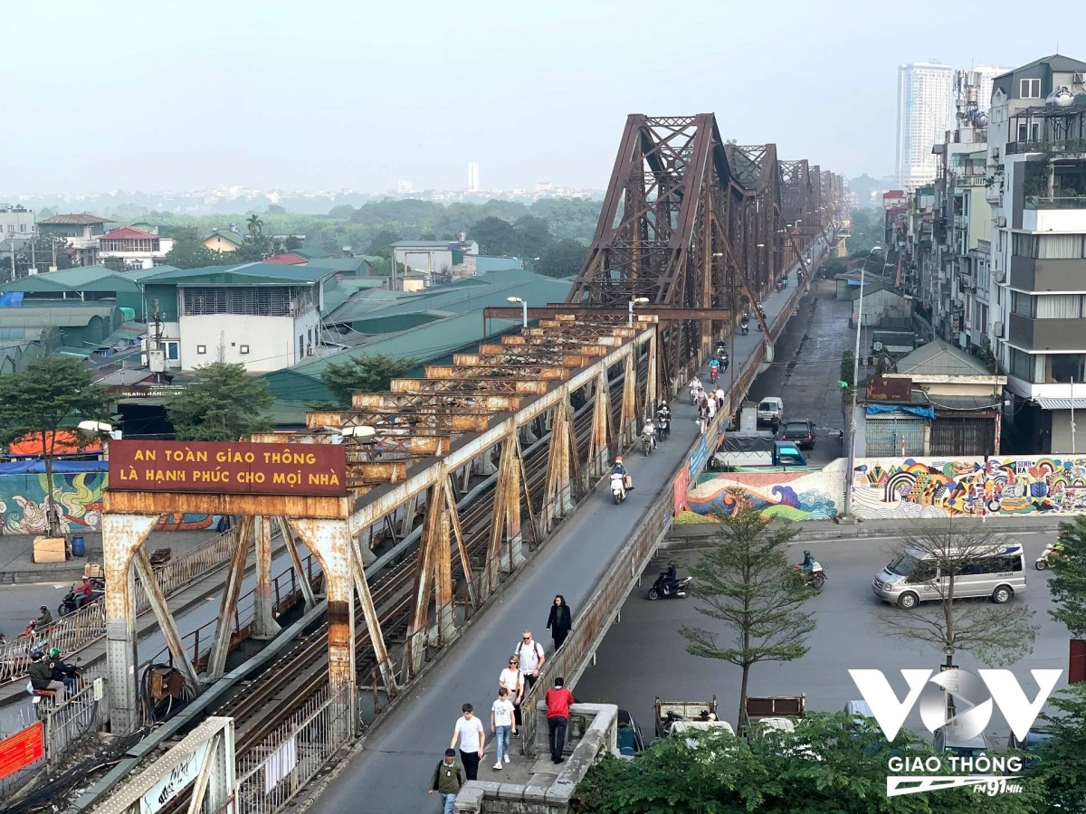 Nhà ga nằm ở đầu cầu Long Biên, là 2 địa điểm thu hút du khách trong và ngoài nước