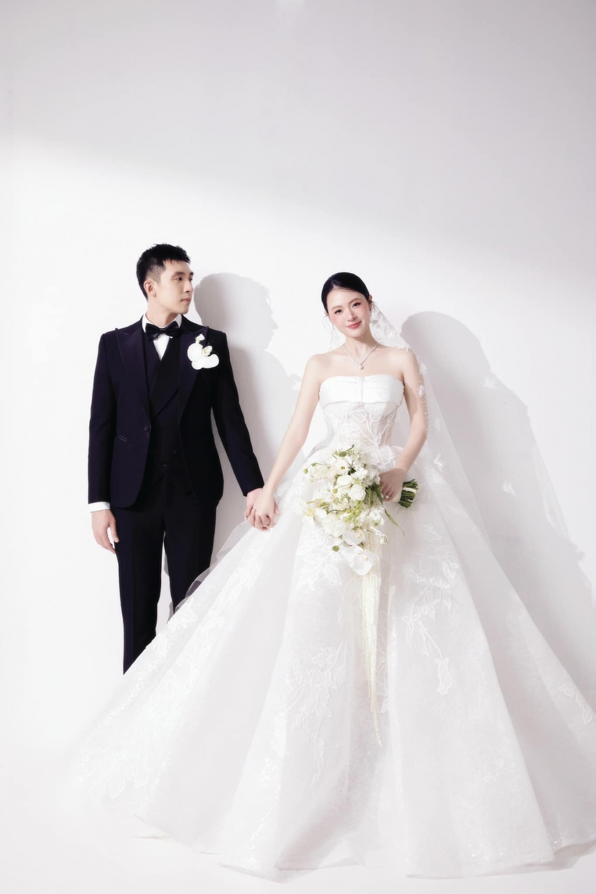 "Chỉ cần ở cạnh người mình thương, một bức tường trắng cũng trở thành studio cưới đẹp nhất. Một bộ hình đơn giản của hai đứa mình chuẩn bị cho ngày trọng đại 29/6 sắp tới", Midu viết.
