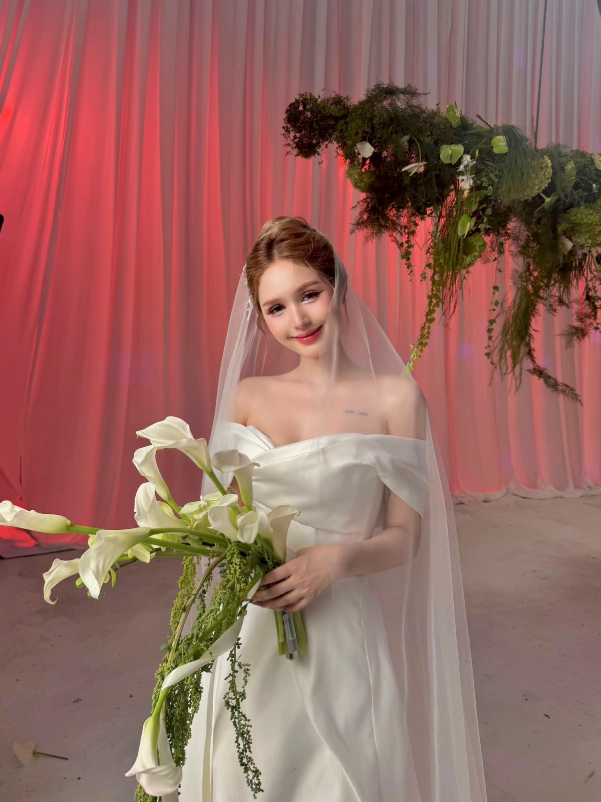 Xoài Non khoe ảnh hậu trường đóng MV "Ngày đẹp trời để nói chia tay" của nam ca sĩ Lou Hoàng. Hot girl khoác lên mình chiếc váy cô dâu xinh đẹp cùng gương mặt rạng rỡ.
