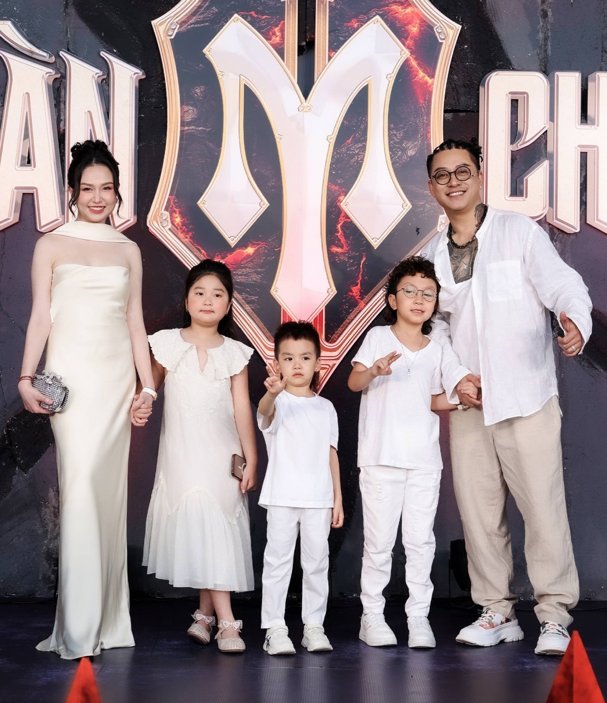 Gia đình Tuấn Hưng trên thảm đỏ Anh trai vượt ngàn chông gai