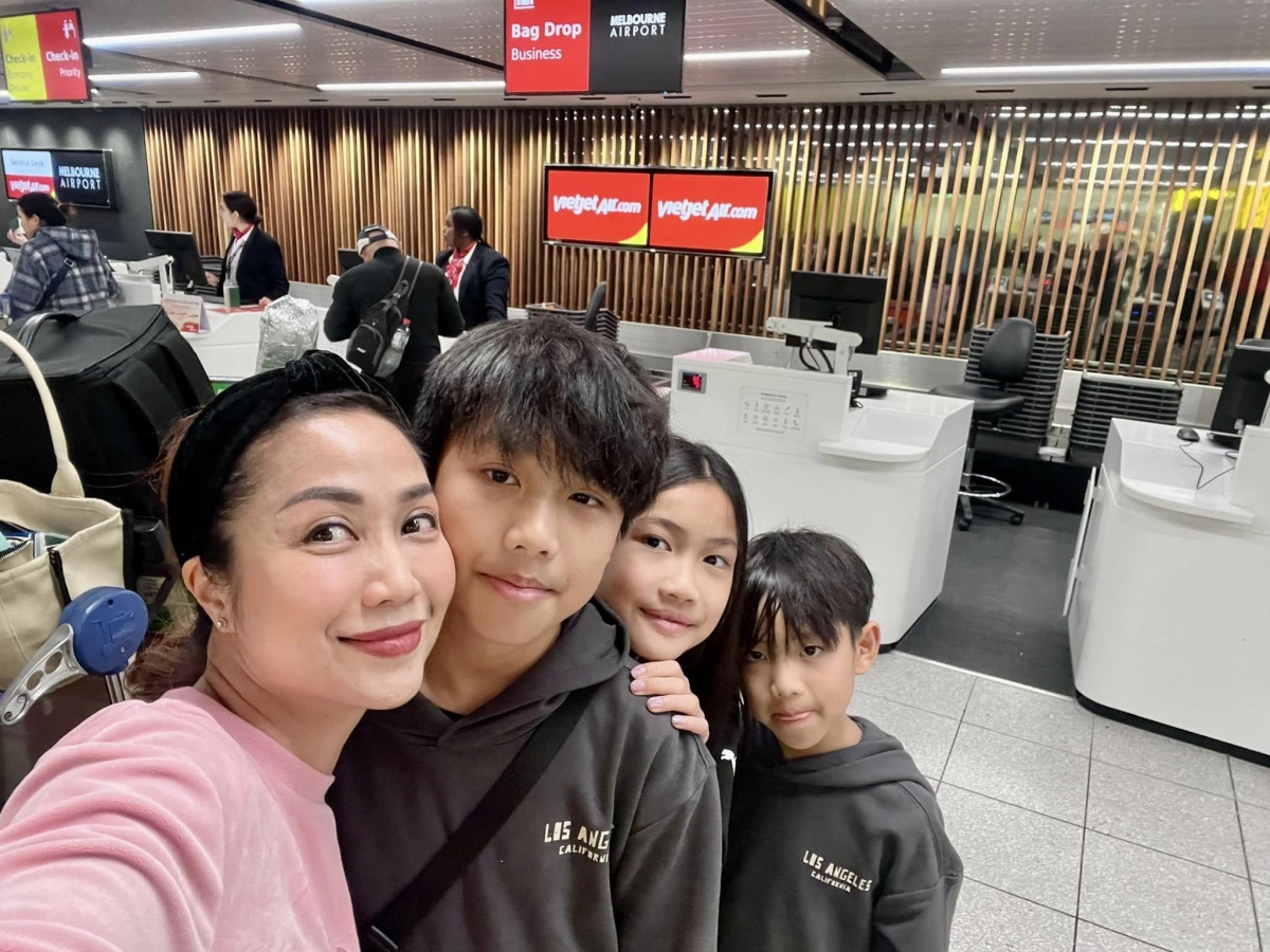 Sau nửa năm sang Australia, mới đây Ốc Thanh Vân lần đầu cho các con về Việt Nam. Nữ diễn viên và 3 con Coca, Cola và Cacao đều rất háo hức mong chờ chuyến về thăm Việt Nam lần này.