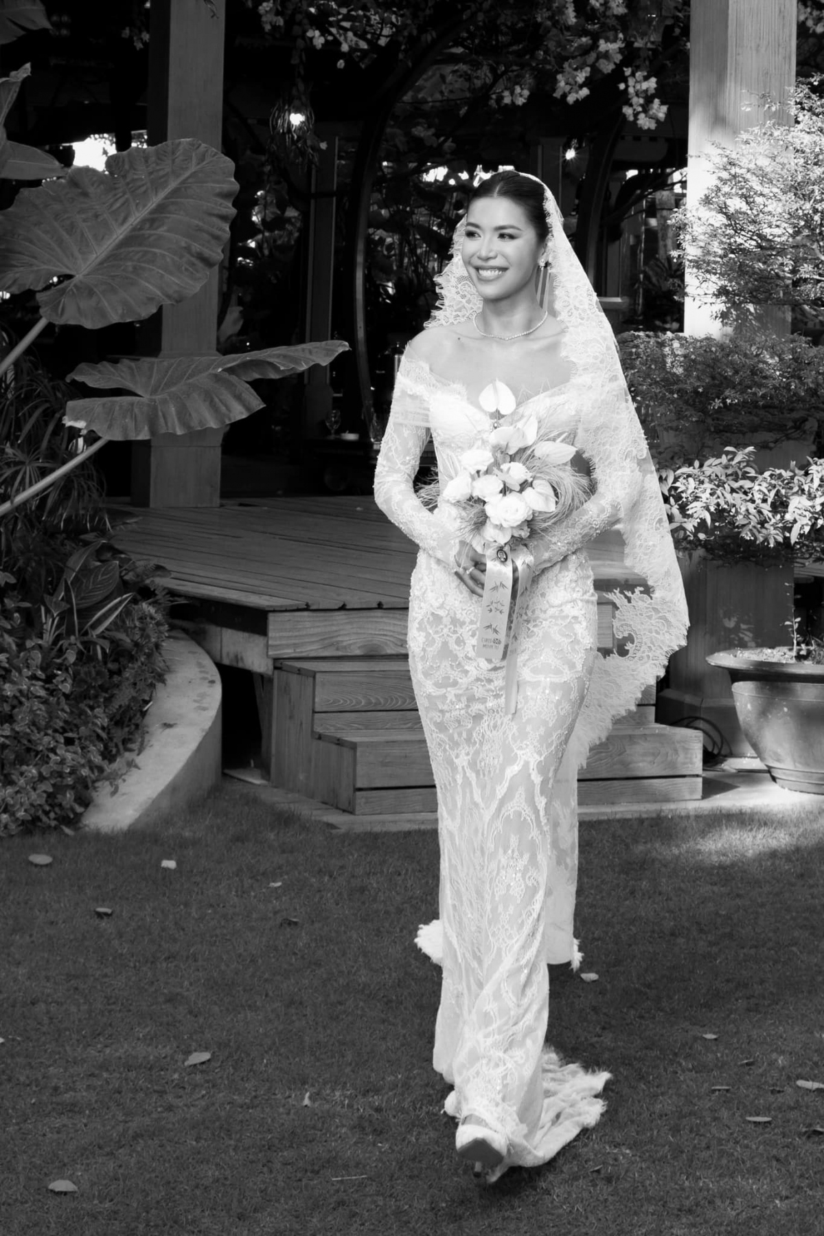 Minh Tú chia sẻ sự kiện quan trọng của cuộc đời mình với dòng trạng thái: "Một buổi chiều hoàng hôn ấm áp. 23/3/2024". Trong lễ cưới thân mật, cô diện váy cưới trễ vai ôm sát, khoe trọn bờ vai thanh mạnh và sắc vóc hoàn hảo. Cô dâu xuất hiện với vẻ đẹp yêu kiều, nụ cười rạng rỡ toát lên niềm hạnh phúc. Lễ cưới của Minh Tú có sự tham dự của những người thân hai bên gia đình và đồng nghiệp thân thiết như Puka, Gin Tuấn Kiệt, Hòa Minzy, Duy Khánh, Cara Phương,... 