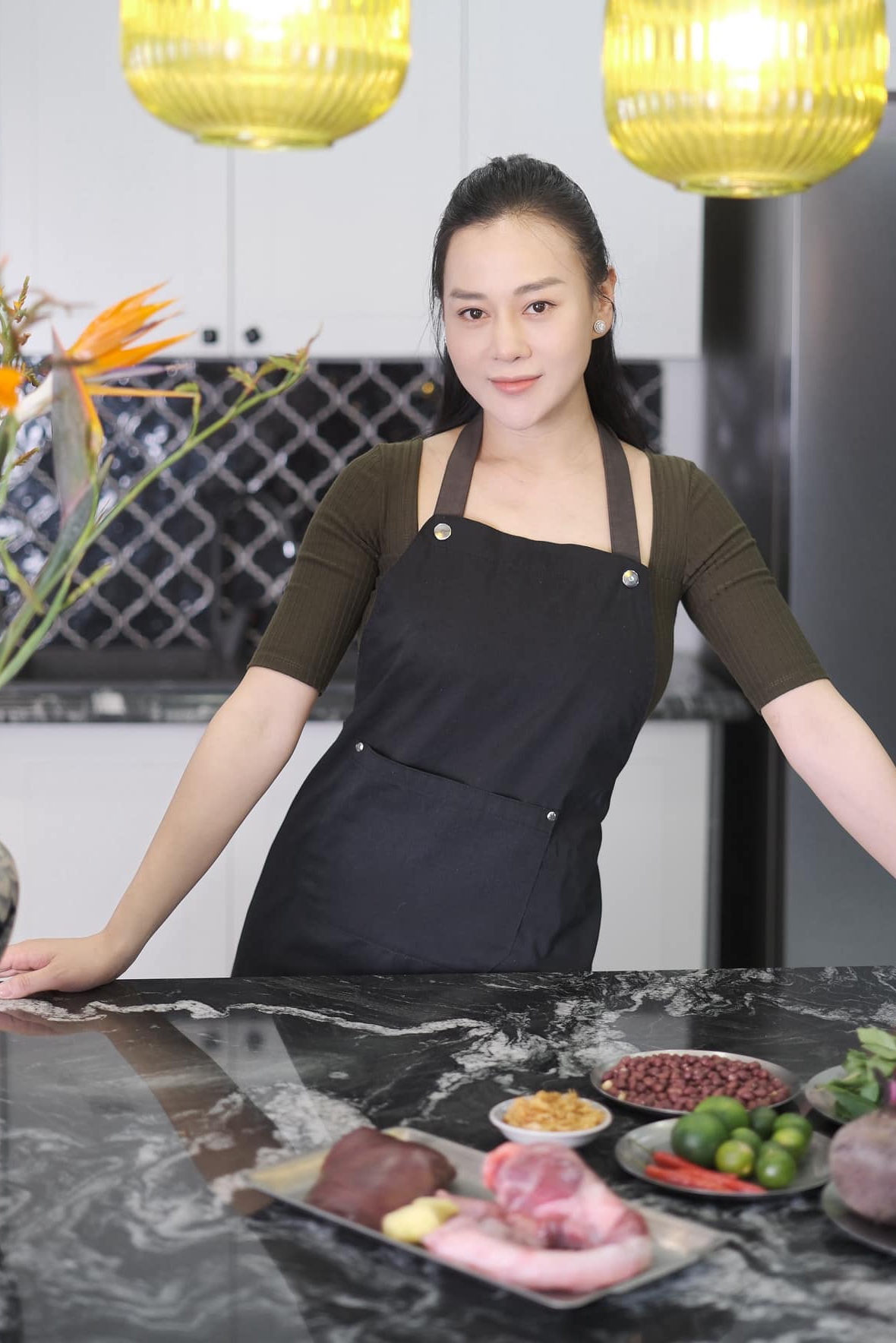 Phương Oanh đăng tải bộ ảnh cũ, thời còn độc thân thảnh thơi ngồi uống cà phê. Nghĩ lại khoảng thời gian đó, nữ diễn viên bày tỏ: “Cuối tuần thời độc thân nó ểnh ương thật sự”. Sau khi hai con đầy tháng, nữ diễn viên cũng đã trở lại căn bếp yêu thích để trổ tài nấu ăn. (Nguồn: FBNV)