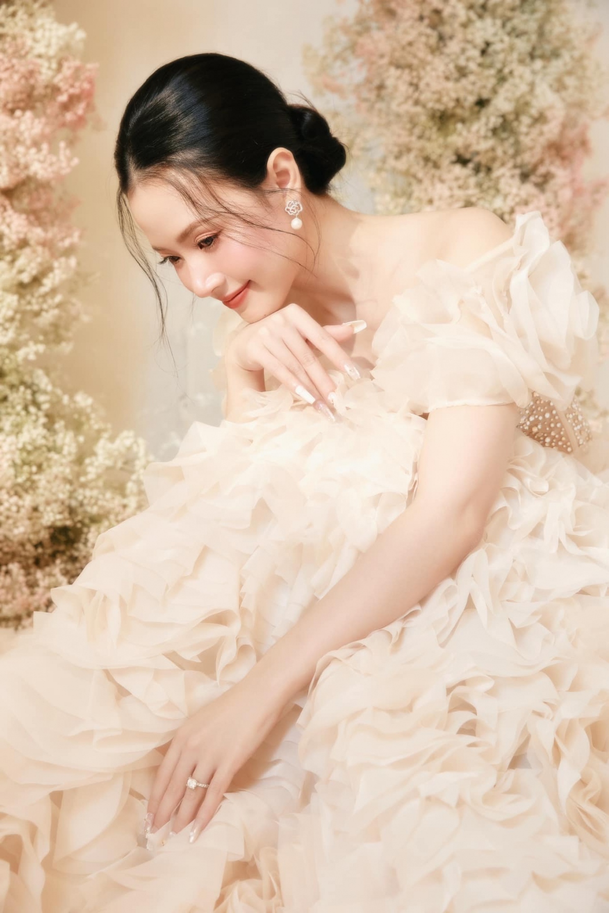 Midu thừa nhận trước đây là con người của công việc, không hề nghĩ đến hôn nhân và cũng không nghĩ sẽ có ngày đủ tin tưởng vào tình yêu để tiến tới kết hôn. Giờ thì cuộc sống của cô đã khác. 