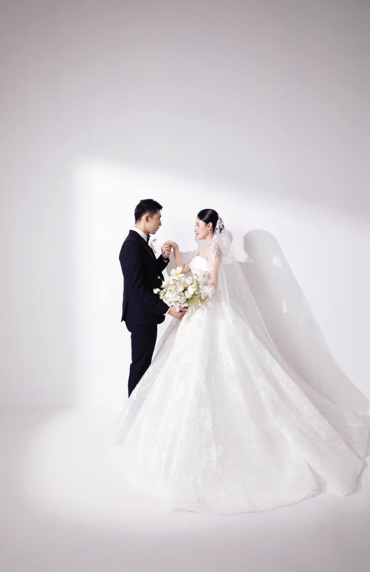 Khoảnh khắc tình tứ của vợ chồng Midu.