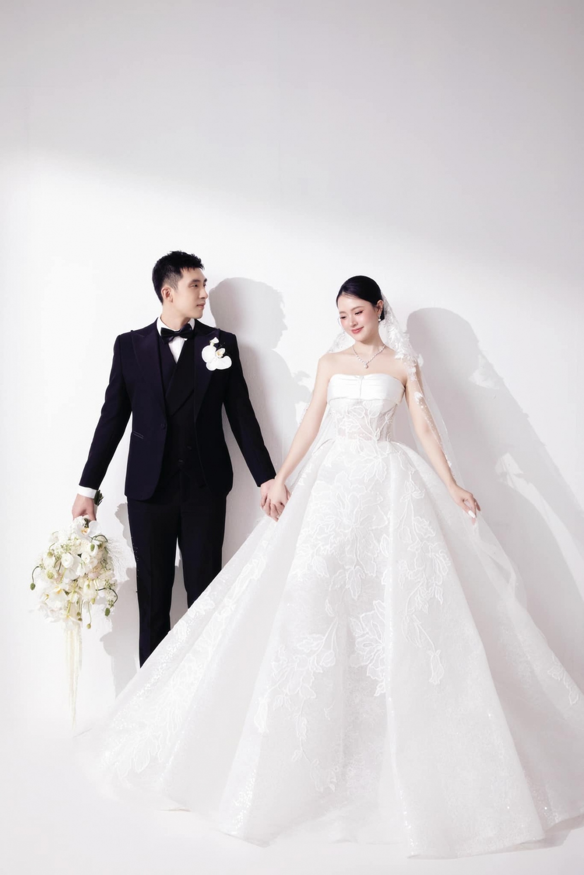Nữ diễn viên từng dành nhiều lời có cánh về ông xã: "Cám ơn anh và cám ơn sự yêu thương của hai bên gia đình đã nuôi dưỡng tình yêu của chúng mình một cách trọn vẹn và ngọt ngào nhất. Báo cáo ngắn gọn với cả nhà chú rể kém mình một tuổi. Độc thân, và chưa từng lập gia đình".