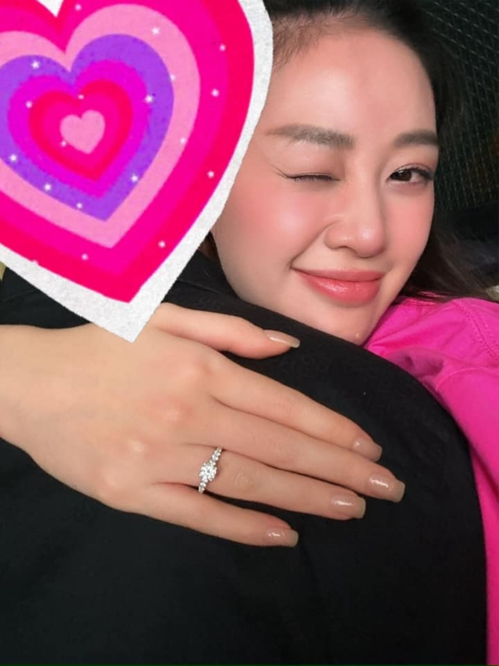 Khánh Vân chia sẻ hình ảnh được bạn trai cầu hôn. Hoa hậu Hoàn vũ 2019 đăng tải bức ảnh người yêu giấu mặt, ngón tay áp út mang nhẫn đính hôn. “Em xin cảm ơn những tình cảm và mọi lời chúc tốt đẹp từ các cô chú, các anh chị, các bạn cùng các em thiệt là nhiều. Hạnh phúc nhân đôi khi được nhận sự yêu thương của cả nhà mình”, nàng hậu cảm ơn những lời chúc mừng của khán giả. Tuy nhiên, Khánh Vân chưa tiết lộ danh tính của chồng tương lai. (Nguồn: FBNV)