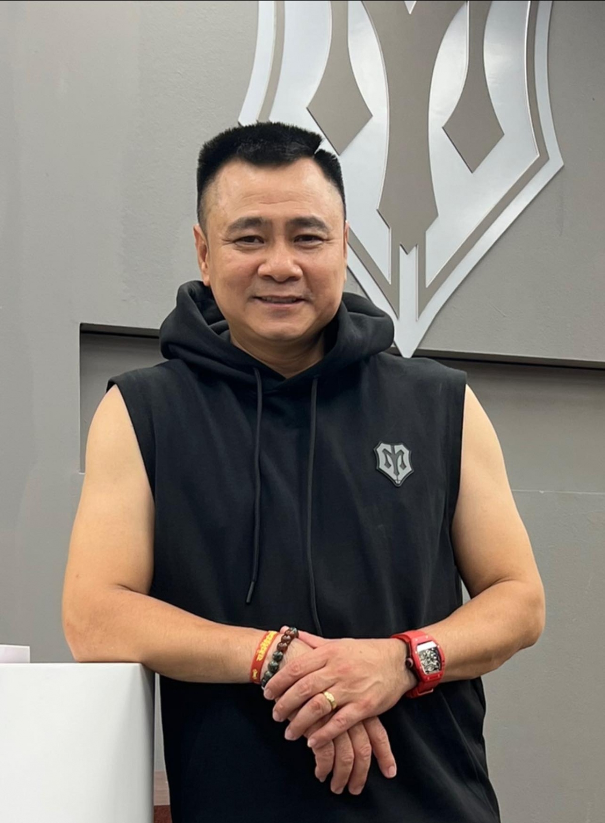 NSƯT Tự Long chia sẻ ảnh hậu trường sau khi tập 1 “Anh trai vượt ngàn chông gai” lên sóng. “Sau đêm công diễn đầu tiên mình nhận thật nhiều những lời cổ vũ động viên chúc mừng của gia đình,bạn bè, khán giả. Xin cảm ơn tình cảm của mọi người đã dành cho tôi và gia tộc anh tài của chúng tôi”, NSƯT Tự Long viết trên trang cá nhân. (Nguồn: FBNV)