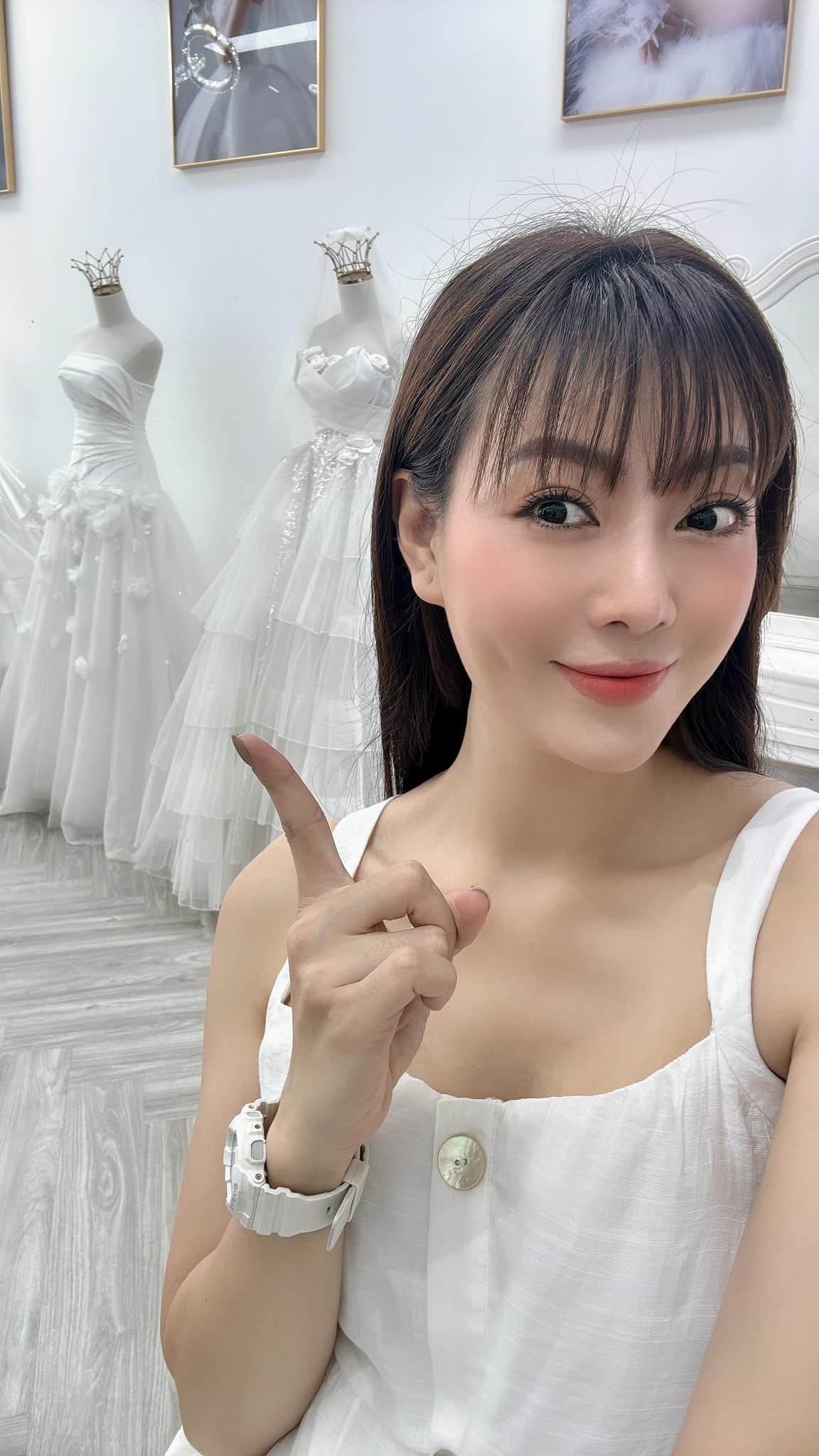 Nữ diễn viên Thanh Hương có động thái đáng chú ý trên trang cá nhân. Theo đó, cô chia sẻ ảnh chụp cùng những chiếc váy cưới lộng lẫy, kèm theo chú thích đầy ẩn ý: “Hay là…”. Nhiều khán giả dự đoán cô sắp lên xe hoa. (Nguồn: FBNV)