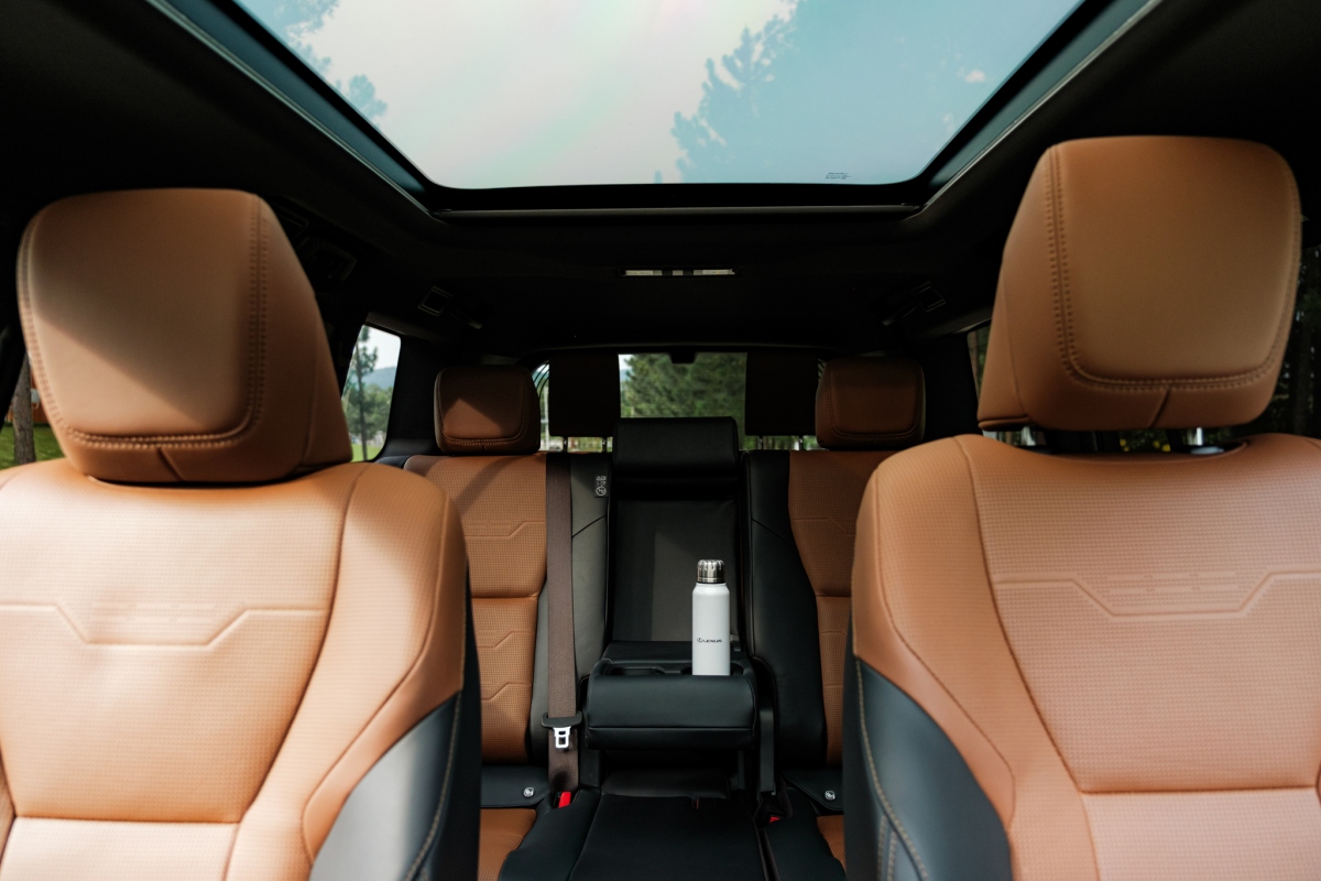 Cửa sổ trời toàn cảnh trên Lexus GX 550