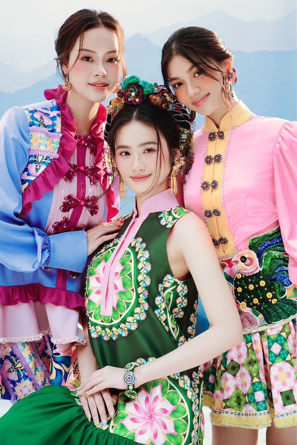 Top 3 Miss World Vietnam - Hoa hậu Ý Nhi, Á hậu Đào Hiền, Á hậu Minh Kiên xinh đẹp lộng lẫy trong thiết kế nằm trong BST "Tơ hồng" của NTK Thủy Nguyễn.