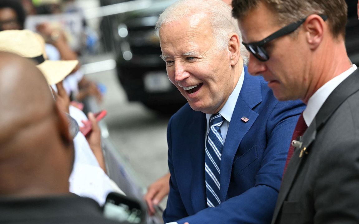 Trong khi đó, Tổng thống Mỹ Joe Biden có cuộc gặp gỡ cử tri bên ngoài khách sạn nơi ông đang ở, trước khi bước vào phiên tranh luận chính thức kéo dài 90 phút cùng ngày tại trường quay CNN.