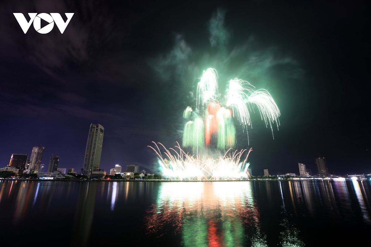 The display symbolizes the development and sublimation of the beautiful coastal city, as well as the hospitality of the people of Da Nang.
