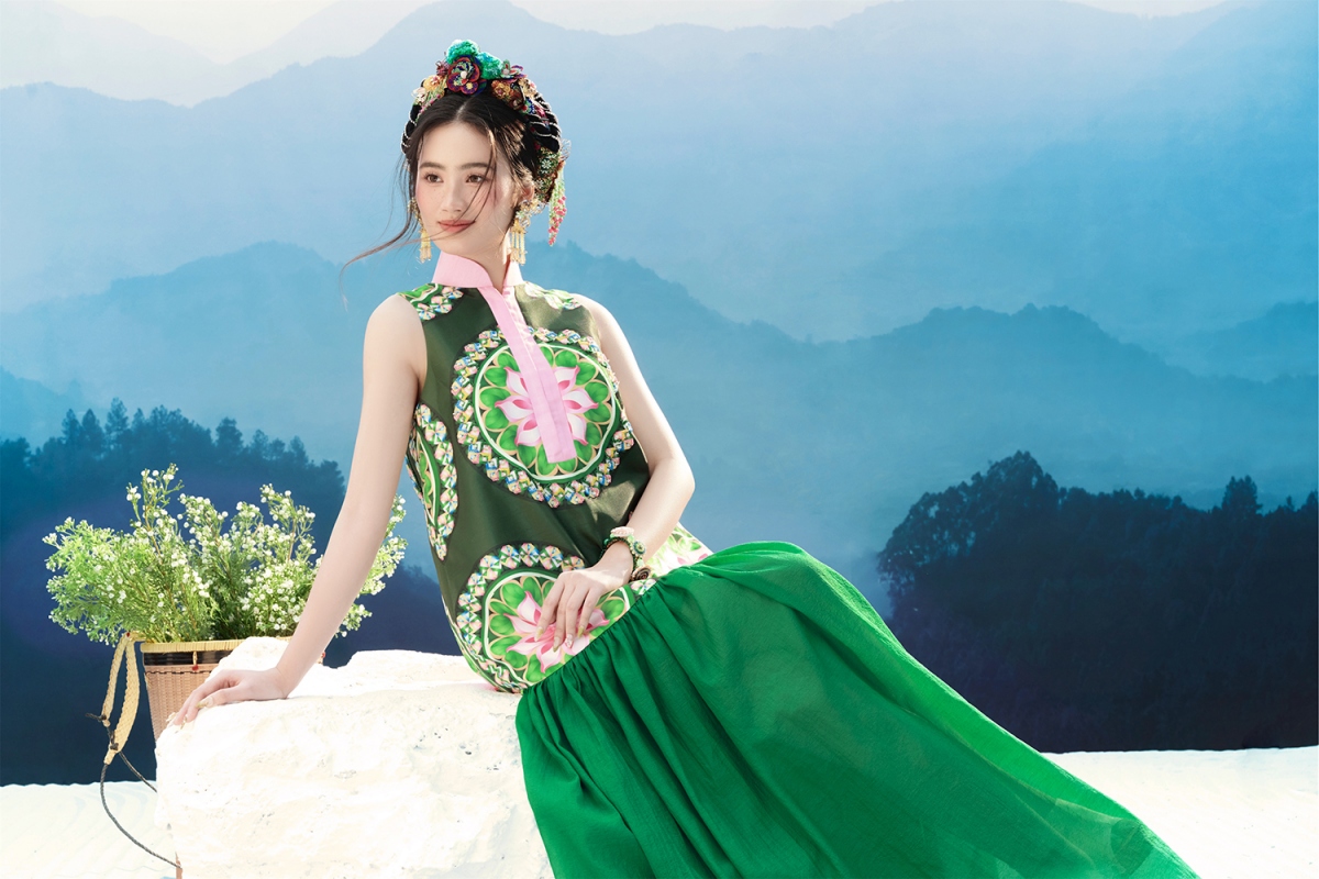Thủy Nguyễn mượn cảm hứng từ truyền thuyết dân tộc Thái kể về câu chuyện tình yêu của một người con gái mang tên hoa Ban và chàng Khum, cũng như vẻ đẹp của thiên nhiên, núi rừng Tây Bắc - sống động và mộng mơ qua chiếc khăn Piêu.