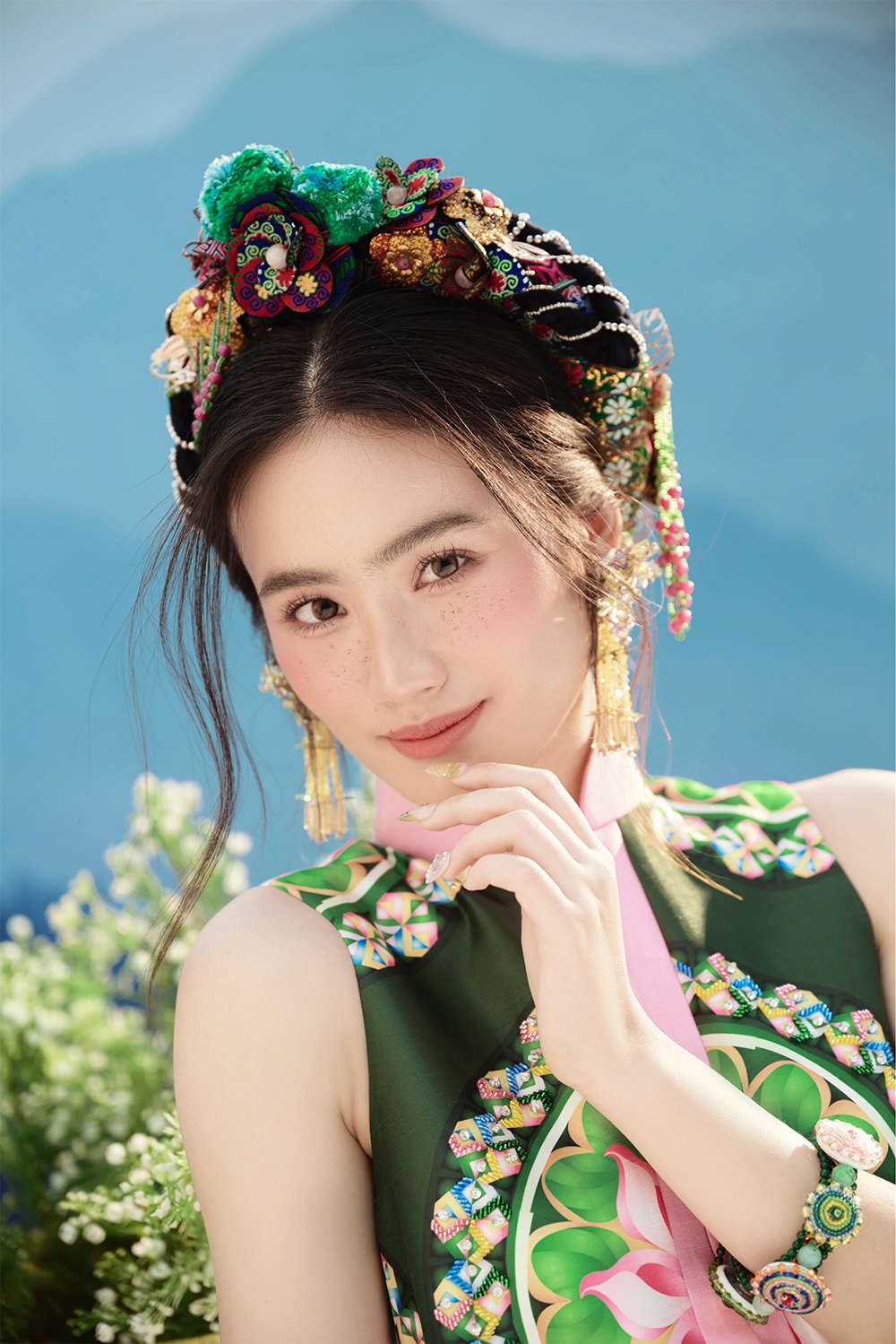 Sợi tơ hồng là một chỉ đỏ nhân duyển được quấn quanh ngón tay của những người được định mệnh kết nối với nhau. Hai người được sợi tơ hồng kết nối là người yêu định sẵn của nhau, bất chấp không gian, thời gian, hoàn cảnh.