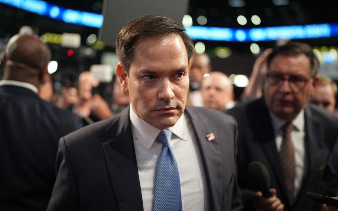 Trong khi đó, Thượng nghị sĩ đảng Cộng hòa Marco Rubio lại bày tỏ sự ủng hộ dành cho cựu Tổng thống Trump khi cho rằng ông Trump là một sự lựa chọn tốt hơn cho vị trí người đứng đầu Nhà Trắng.