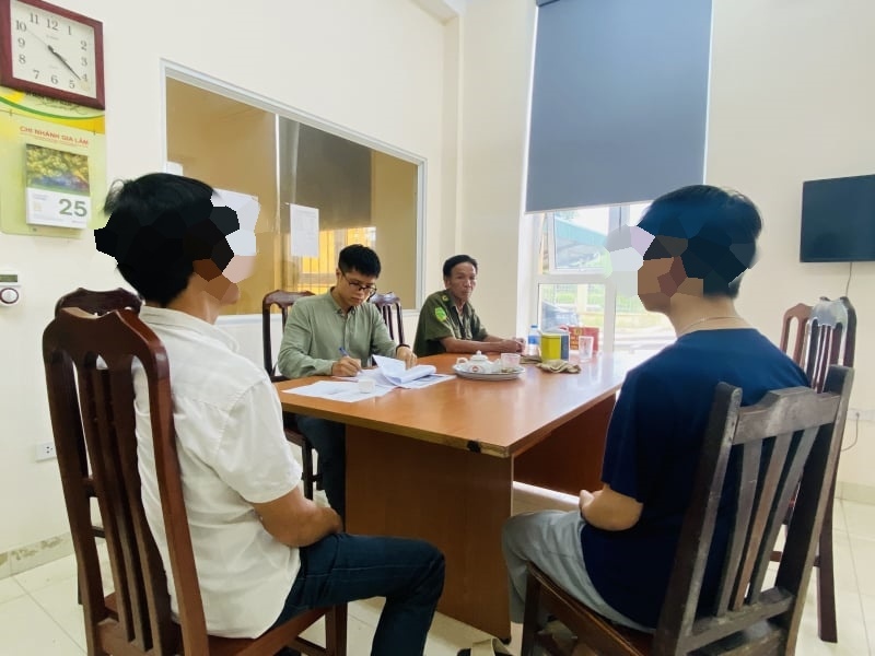 Em Q. (áo xanh) tại cơ quan công an