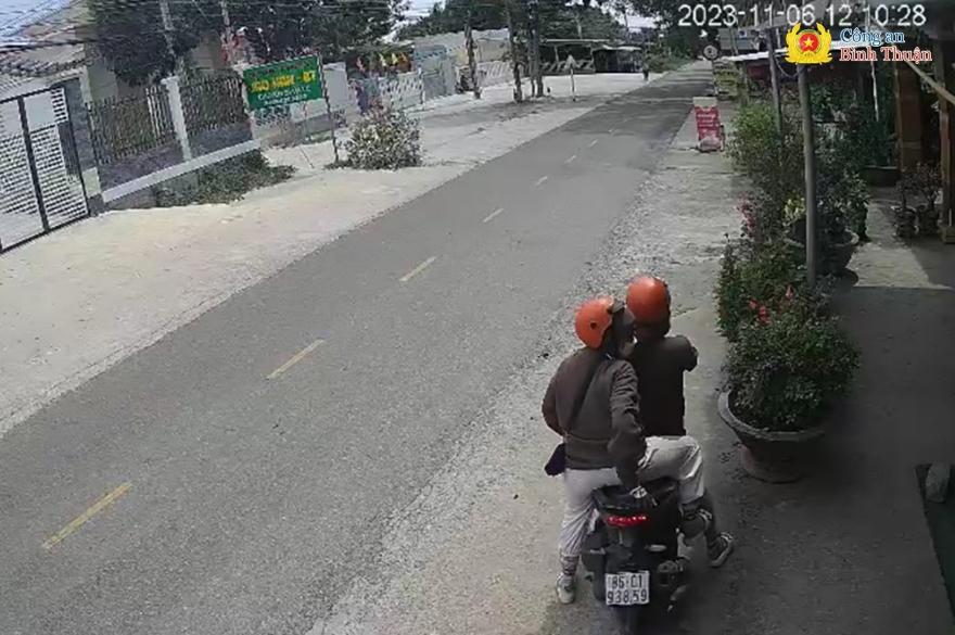 Đôi nam nữ vào quán tạp hoá được trích xuất từ camera an ninh