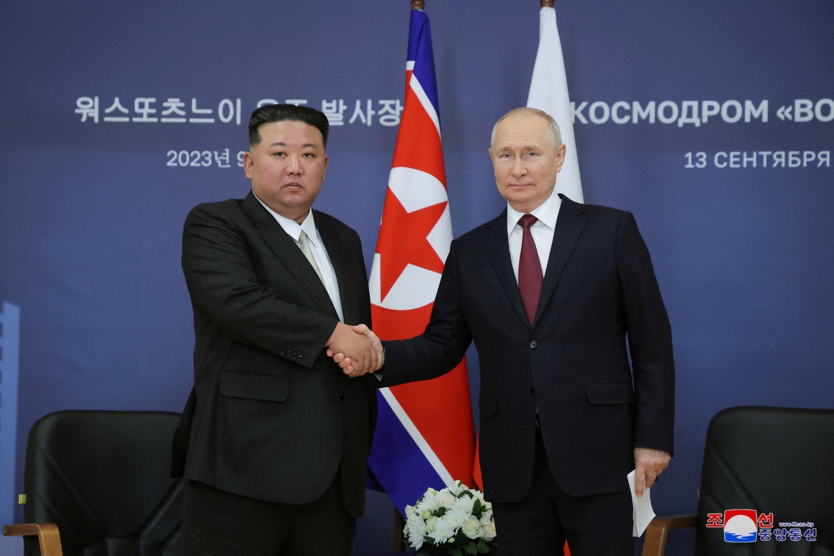 Tổng thống Nga Vladimir Putin (phải) gặp mặt nhà lãnh đạo Triều Tiên Kim Jong-un (trái) hồi tháng 9/2023. Ảnh: North Korea's Korean Central News Agency