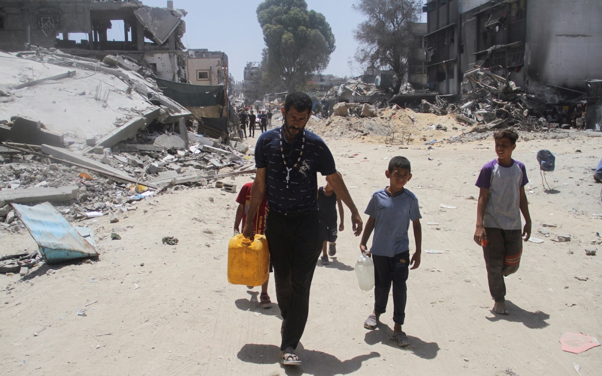 Người dân Gaza thiếu nước sạch và lương thực. Ảnh: Reuters.