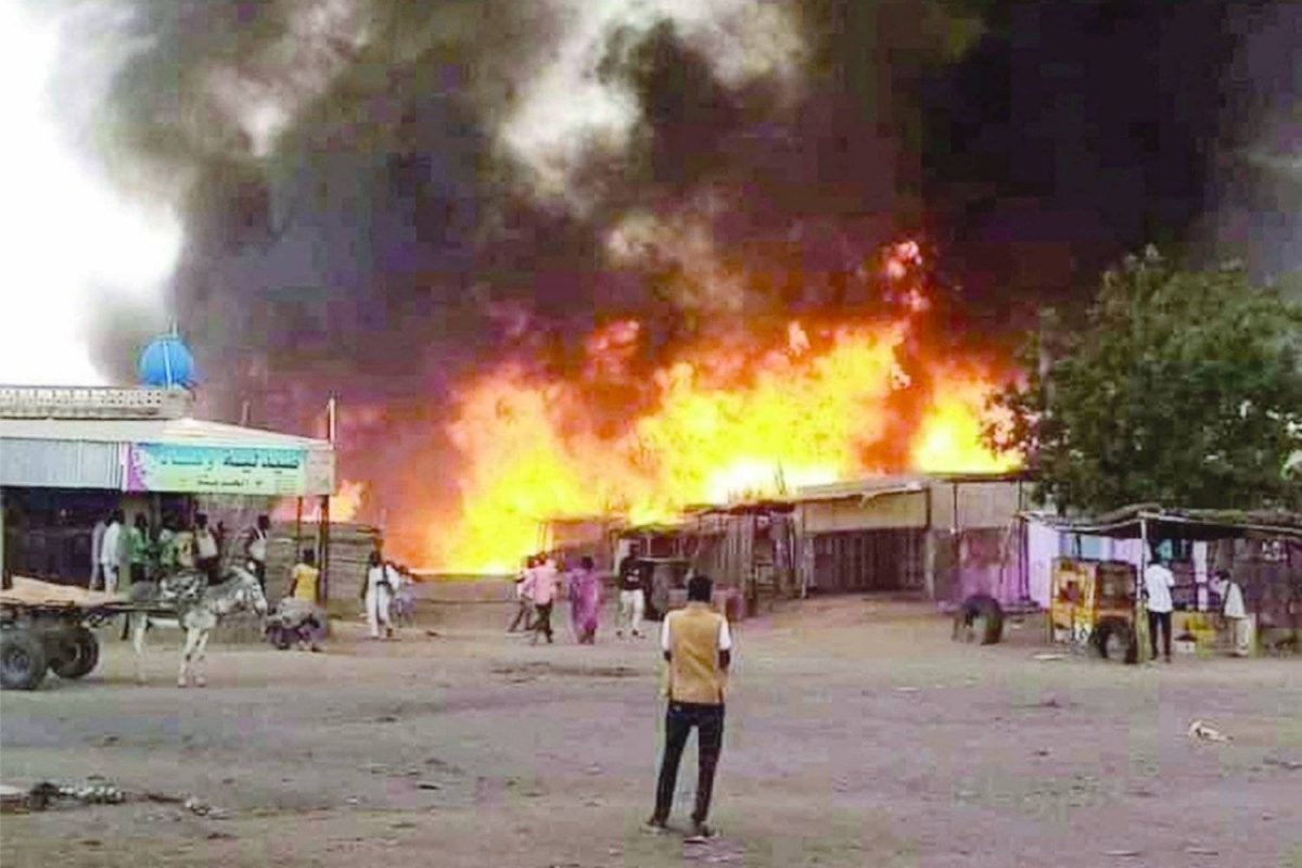 Hỏa hoạn do xung đột tại một khu chợ ở Al-Fashir, Sudan. Ảnh: AFP