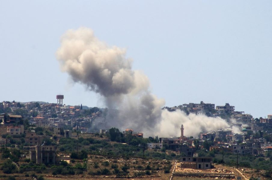 Khói bốc lên tại làng Aita al Shaab của Li Băng, sau khi Israel không kích vào ngày 4/6. Ảnh: AFP
