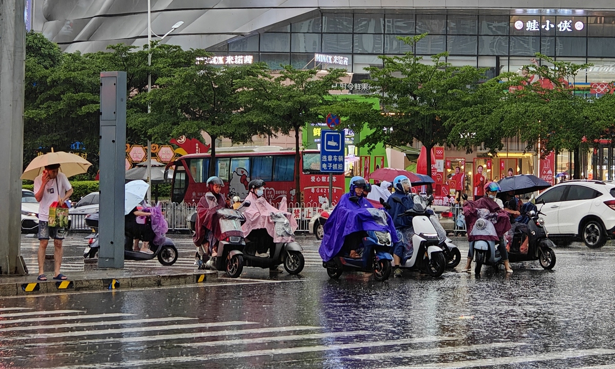 Mưa lớn ở Quảng Châu, Quảng Đông, miền Nam Trung Quốc ngày 1/6. Ảnh: VCG