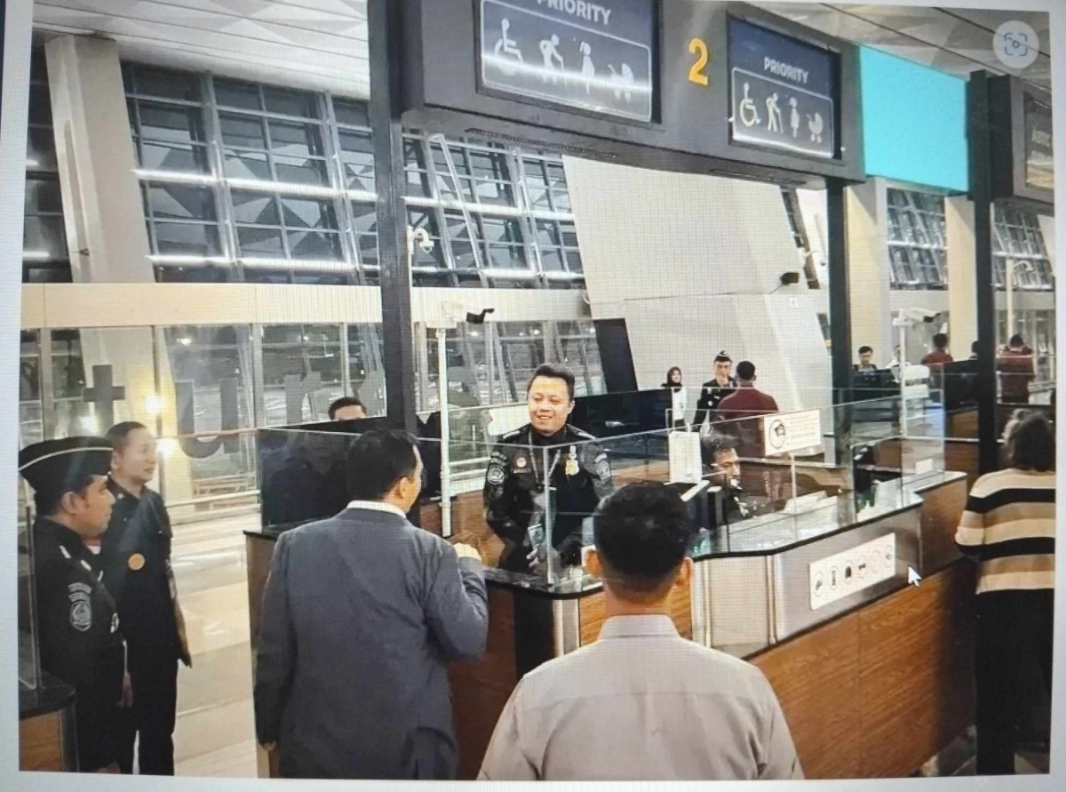 Quan chức nhập cư Indonesia kiểm tra tại sân bay Soekarno-Hatta sau sự cố dữ liệu. Ảnh: Tempo