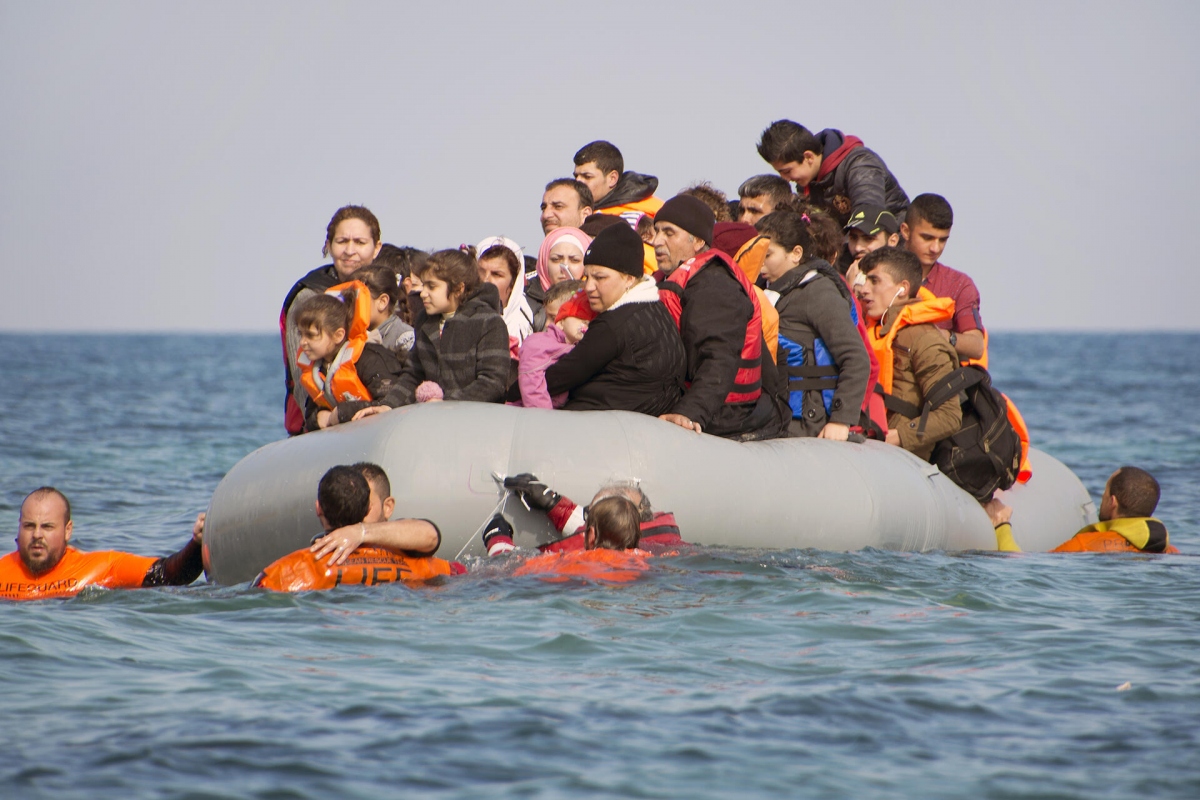 Người tị nạn từ Syria vượt biển vào Hi Lạp. Ảnh: Getty.