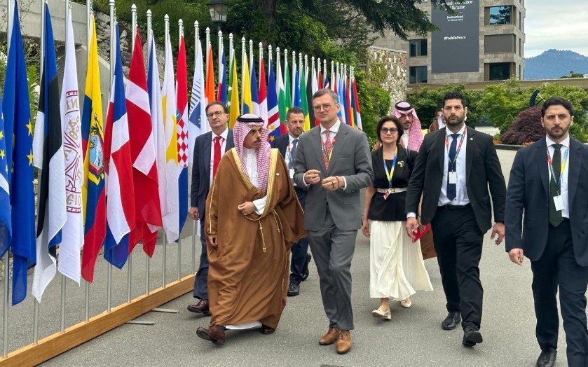 Ngoại trưởng Saudi Arabia và người đồng cấp bên phía Ukraine Kuleba tại Thụy Sỹ (Ảnh: AFP)