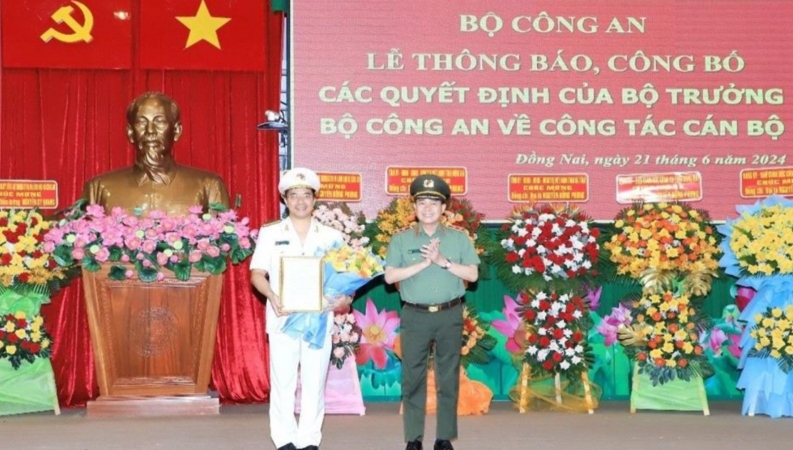 Thứ trưởng Lê Quốc Hùng trao Quyết định của Bộ trưởng Bộ Công an đối với Đại tá Nguyễn Hồng Phong