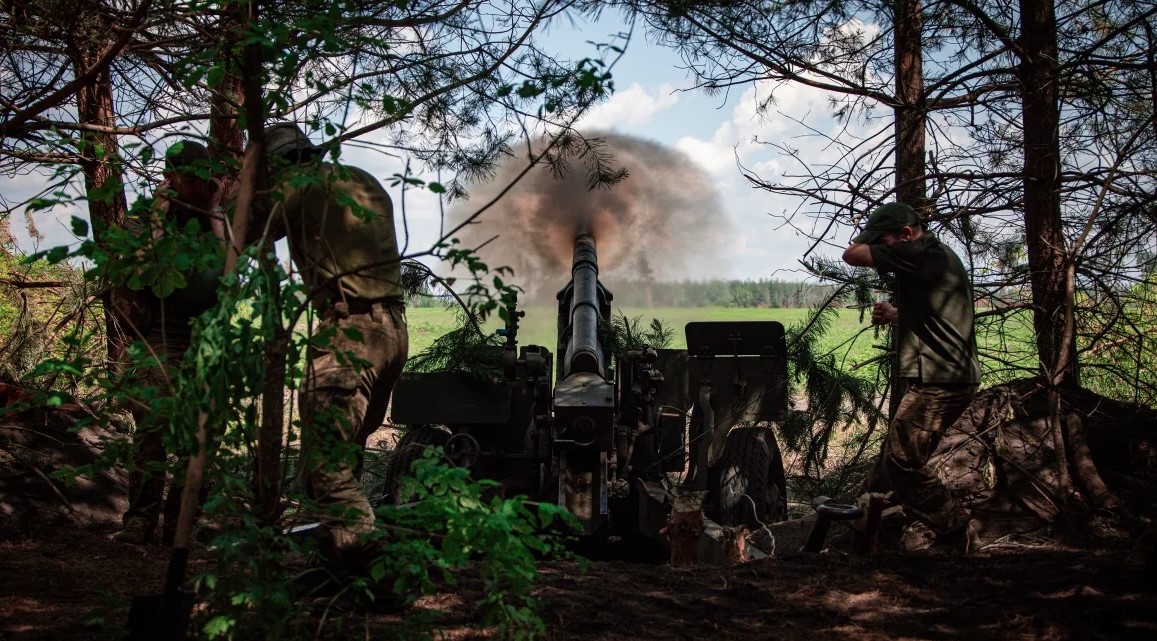 Binh lính Ukraine thuộc Lữ đoàn Cơ giới 57 vận hành pháo gần Vovchansk ngày 9/6/2024. Ảnh: Getty